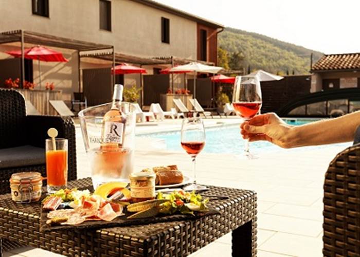Apéritif au bord de la piscine
