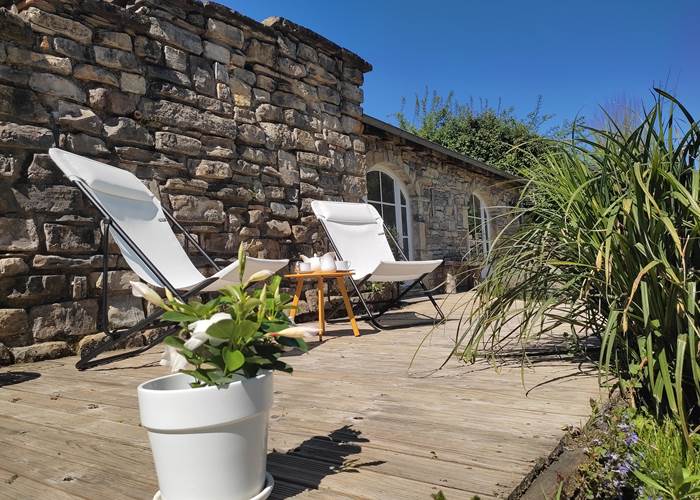 Chambres d'hôtes l'Amphitryon - Détente dans le jardin