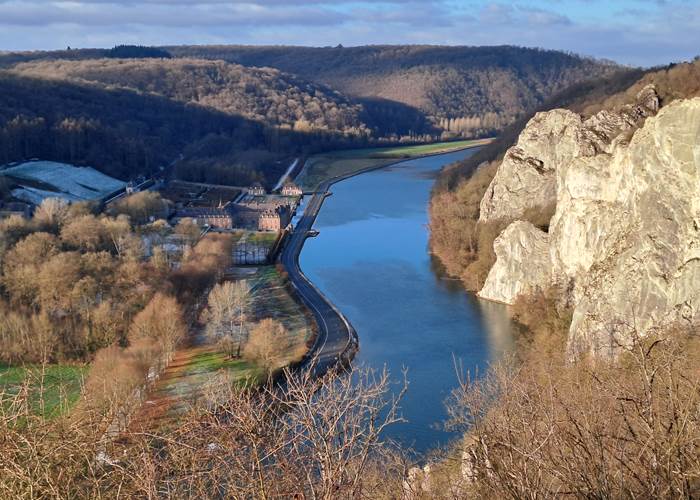 Vue sur Freÿr - le château, la Meuse et les rochers