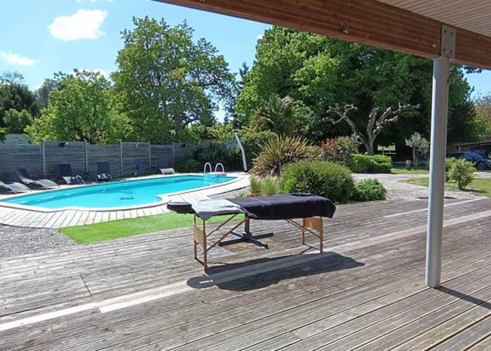 Massage devant la piscine