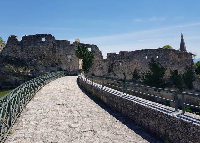Le barrage de Saint-Saturnin-les-Apt et les ruines des remparts