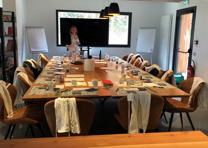 Activité de lave émaillée avec l'atelier Filhouette de Coline Lespinasse à Volvic