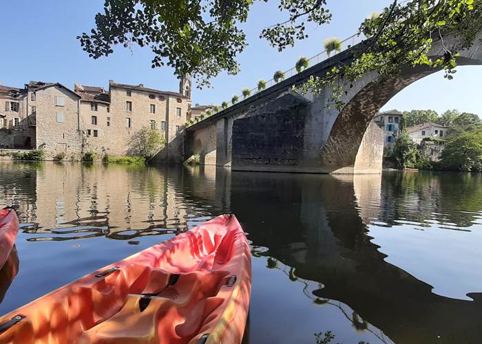 Départ touristique en Canoë sous le pont de saint Antonin noble Val