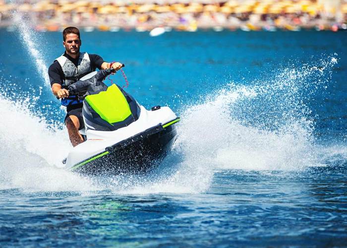 Une balade en jetski sur les Lacs de l'Eau d'Heure