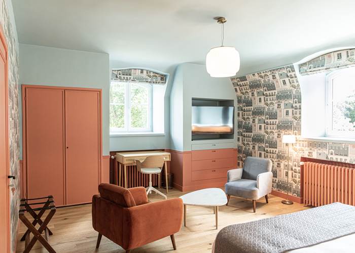 placard, bureau et tv grand écran