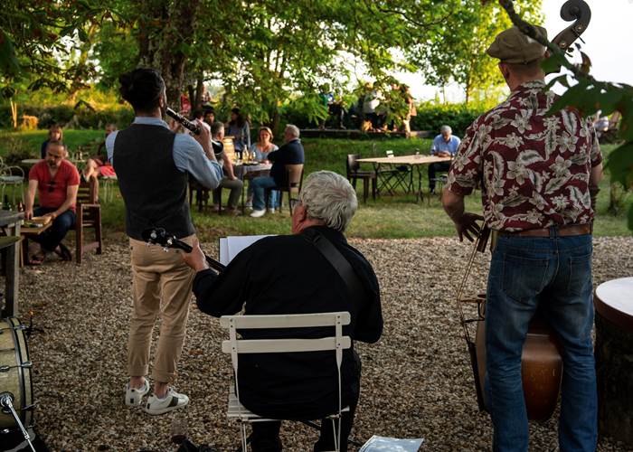 Guinguette, Plats à partager, Jazz, Concert, Produits locaux et frais, Vins Biodynamie, Nature, Vue sur Dordogne