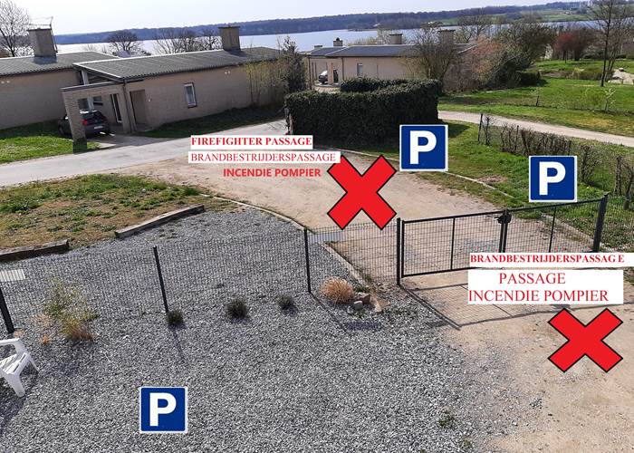 Vue balcon sur lac et parking