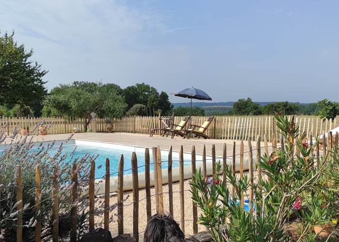 piscine d'eau salée  avec vue sur la bastide de Beaumont du Périgord-page