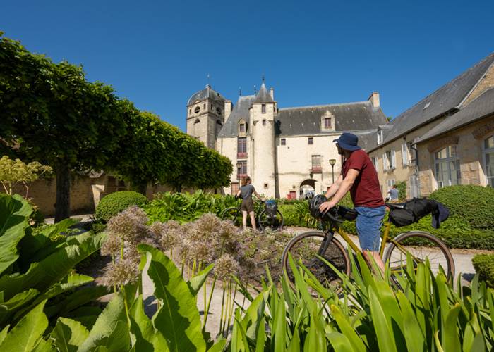 Voyager en solo, c’est aussi prendre le temps de découvrir les châteaux et le patrimoine autour de La Flèche