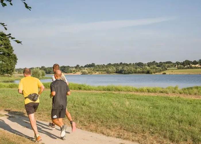 Les lacs de la Monnerie, à environ 500 mètres de La Girouardière : marcher, courir ou simplement profiter du paysage. »