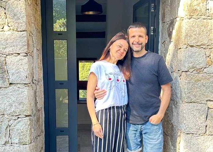 Bienvenue chez nous ! Nous sommes Angélique et Fabien, ravis de vous accueillir au Domaine Cardu, notre havre de paix en Corse du Sud. Découvrez l'authenticité de notre île à travers nos chambres d'hôtes de charme.