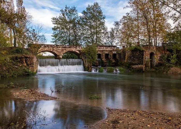 Le pont-cascade de Pontalaman, à Lafrançaise