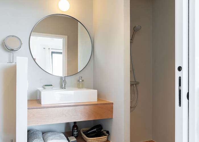 salle d'eau privative chambre rouge