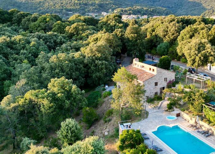 Vue aérienne du Domaine Cardu, proposant des chambres d'hôtes de charme avec piscine privée.
