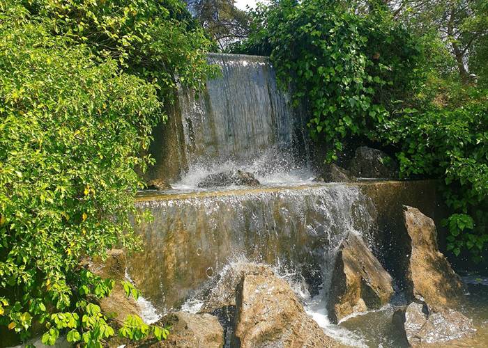 Eugénie les Bains, Village. Parc publique. Sommet de la cascade