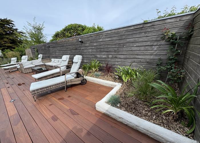 Nouvelle terrasse piscine coté transats plantes déco