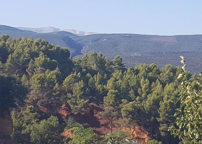 Vue sur le Mont Ventoux depuis le village de Roussillon dans le Luberon