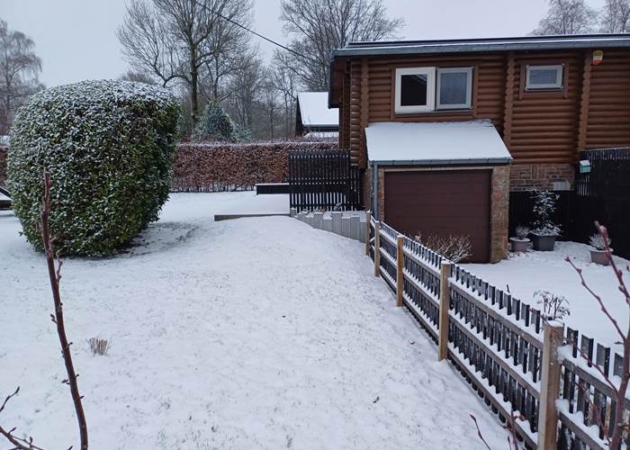 Notre gîte er son jardin sous la neige