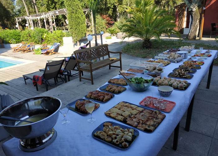 Buffet devant la piscine