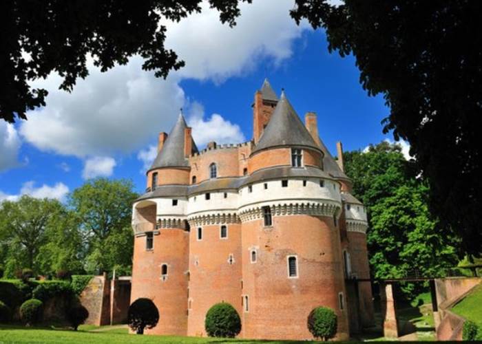 Château fort de Rambures  Gites La Baie des Remparts France.