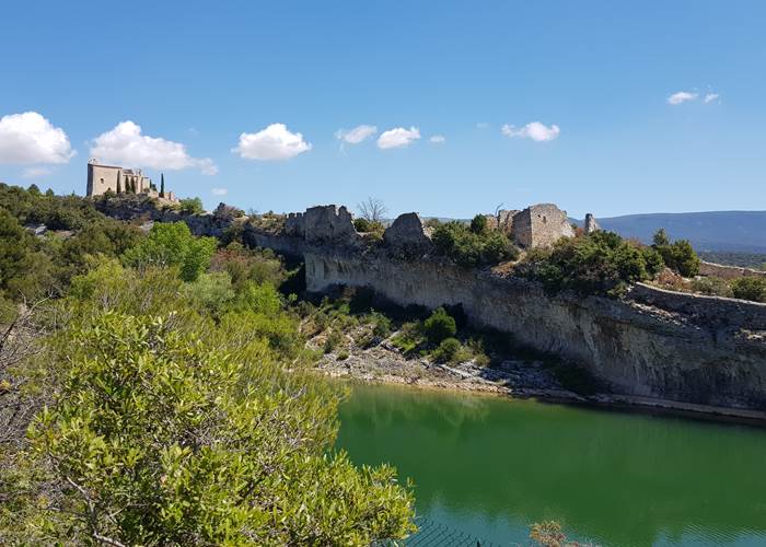 Chateau de Saint-Saturnin les Apt et son barrage