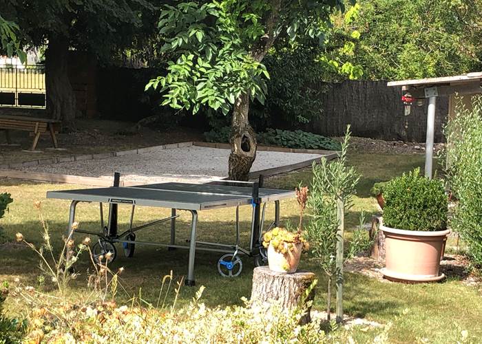 terrain de pétanque (boules fournies) et table de ping-pong