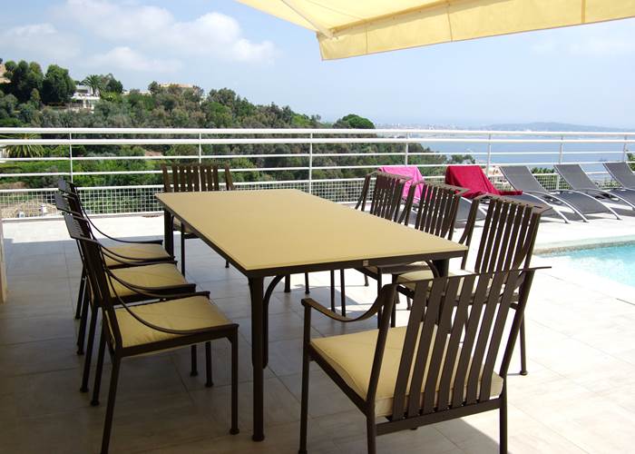 terrasse et diner en bord de piscine sans vis à vis