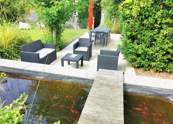 Relaxation en terrasse du jardin près de l'étang