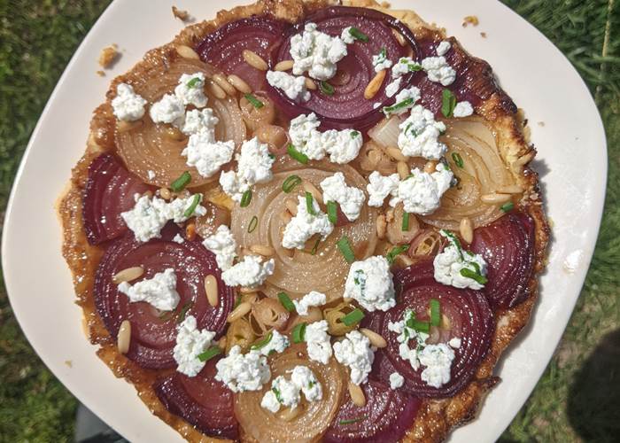Tarte tatin d'oignons et fromage frais