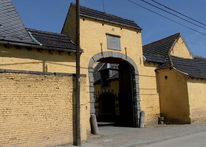 Ferme jaune