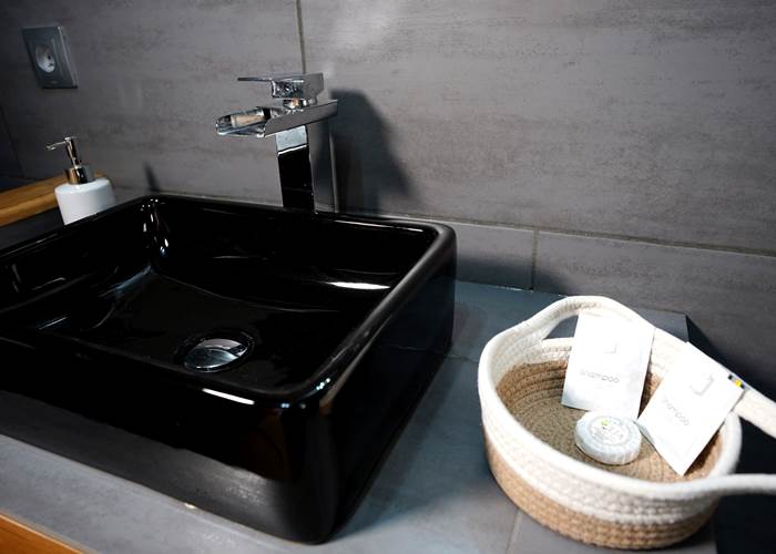 Vasque moderne et carrelage montagne