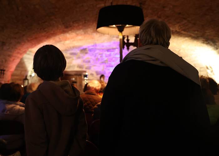 Le Chœur de Femmes VARIA VOCE, éclairage à la bougie au Château de Saint-Chamarand