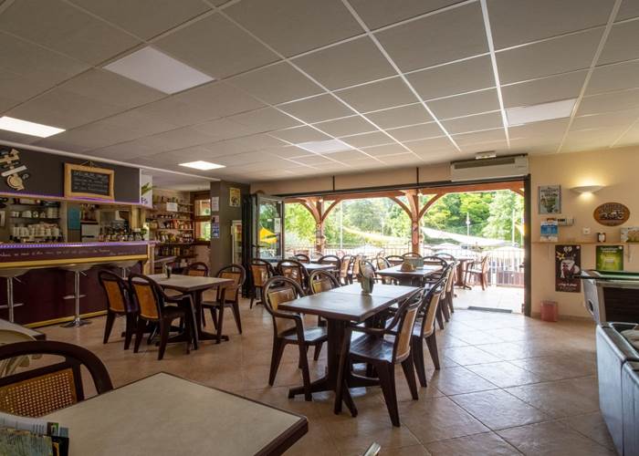 Notre salle de bar, restauration et jeux avec sa terrasse