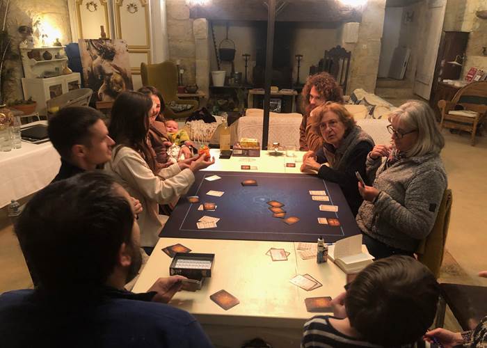 Soirée jeux dans le Château de Saint-Chamarand dans le Lot, ludothèque en accès libre dans le grand salon