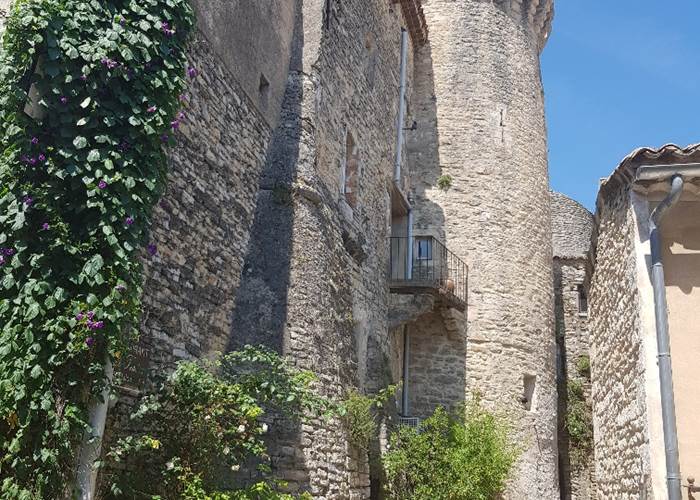 Tour du chateau de Gordes, village perché en Provence
