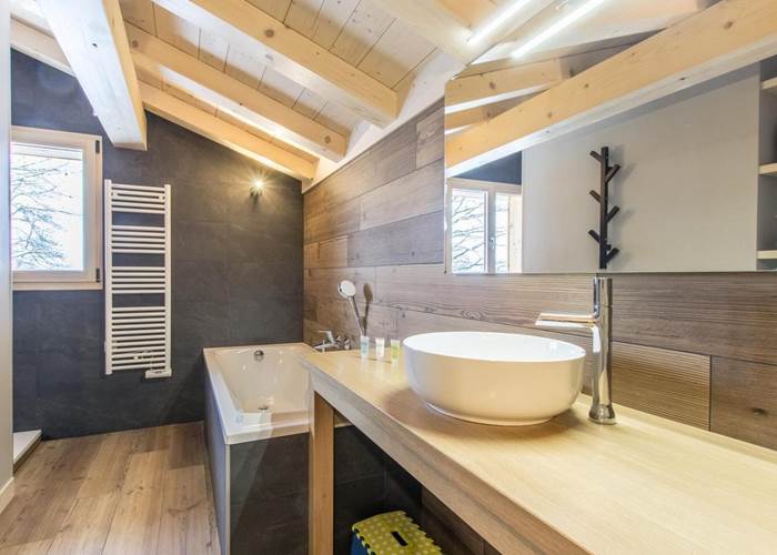 Salle de bain avec baignoire et douche à l'étage