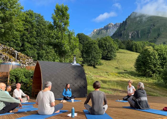 Par beau temps l'éveil matinal se déroule en plein air face à la montagne.