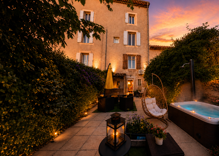 Vue façade de la maison côté jacuzzi 