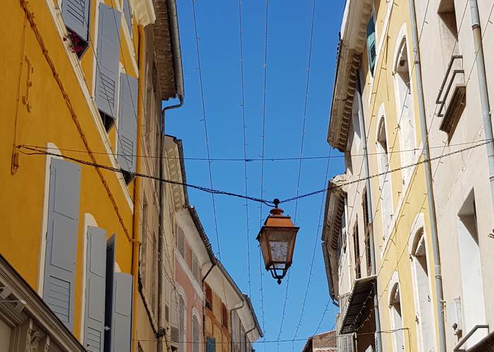 Centre ville d'Apt, immeubles et ruelles pavées aux façades colorées de Provence