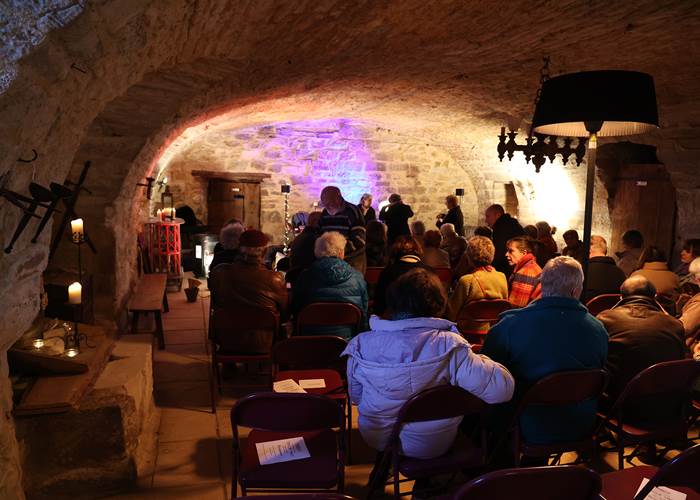 Le Chœur de Femmes VARIA VOCE, éclairage à la bougie au Château de Saint-Chamarand