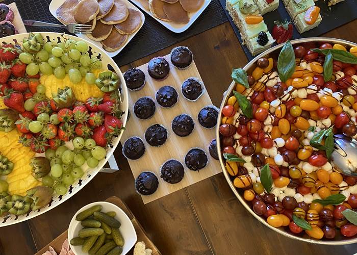 Corbeille de fruits frais, Muffins au chocolat, salade mozzarella basilic