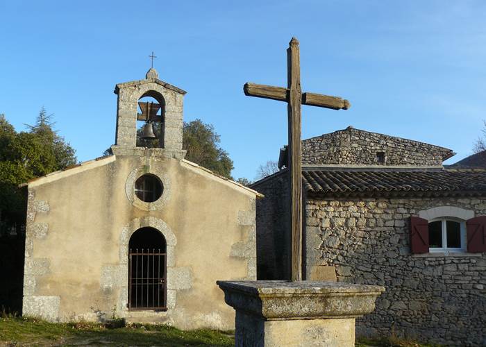 Chapelle de Sivergues en Provence - plateau des Claparèdes Luberon