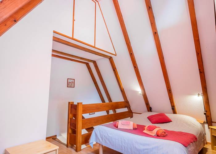 Le grand lit dans la chambre