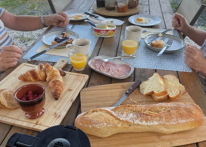 Petit-déjeuner compris et servis à l'heure souhaitée