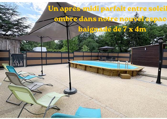 Piscine - transats - salon jardin - parasol