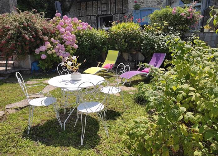 Espace de détente convivial dans un environnement verdoyant