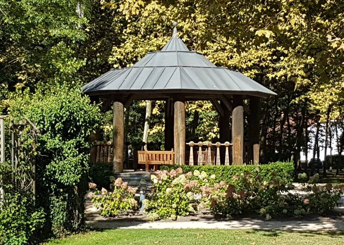 Village d'Eugénie-les-bains, kiosque dans parc