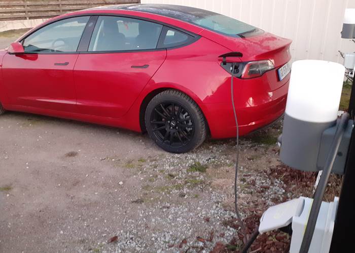 UNE VOITURE ELECTRIQUE EN PLEINE CHARGE