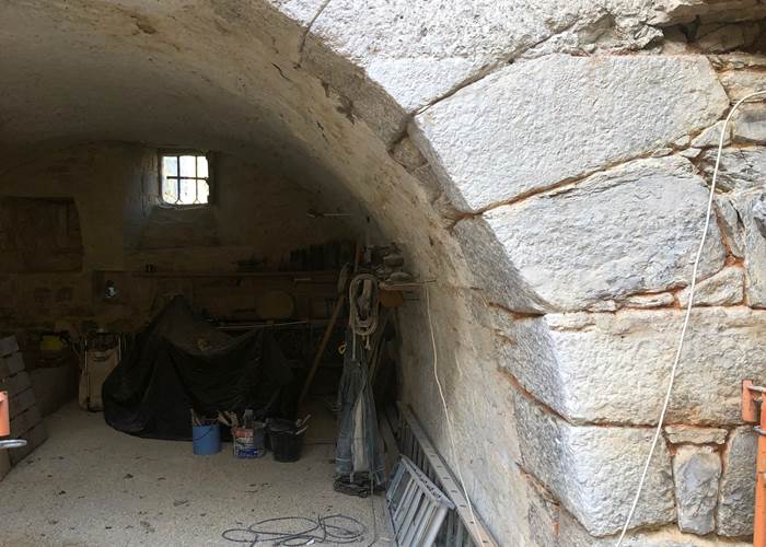 La voûte de la "crypte" du Château de Saint-Chamarand reprend vie!