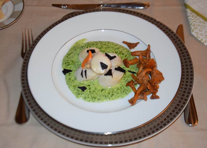 Saint Jacques et son émulsion de persil, truffes et girolles